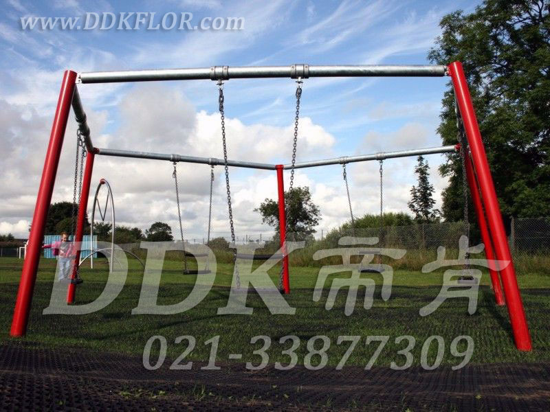 兒童健身游戲秋千區_草坪地面_黑色鋪裝樣板圖片，帝肯(DDK)_400_222效果圖，草坪保護墊