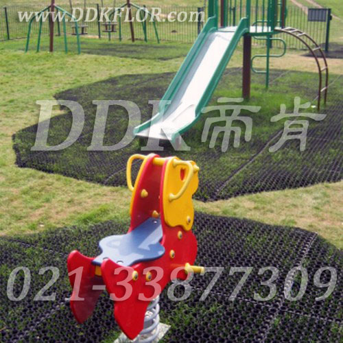 兒童滑梯游戲區草坪地面安全防護_黑色鋪裝樣板圖片，帝肯(DDK)_400_222效果圖，草坪保護墊,室外地膠,幼兒園室外地墊,幼兒園室外地膠,室外地毯,戶外網狀橡膠墊,戶外地膠,戶外地毯,戶外防滑墊,幼兒園地面防滑墊,幼兒園戶外地墊,幼兒園戶外地板,室外地墊