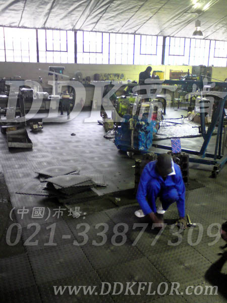 維修機械設備的地方想用耐油、耐砸、易清潔的地面材料是什么樣啊？