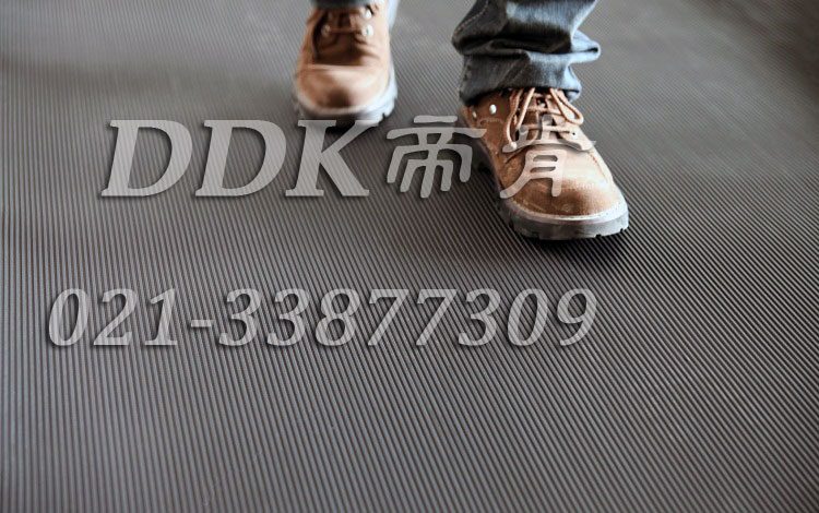 細直紋瓦楞型防滑表面耐磨地材產(chǎn)品：保護地面、安全防滑、舒適行走三效合一！