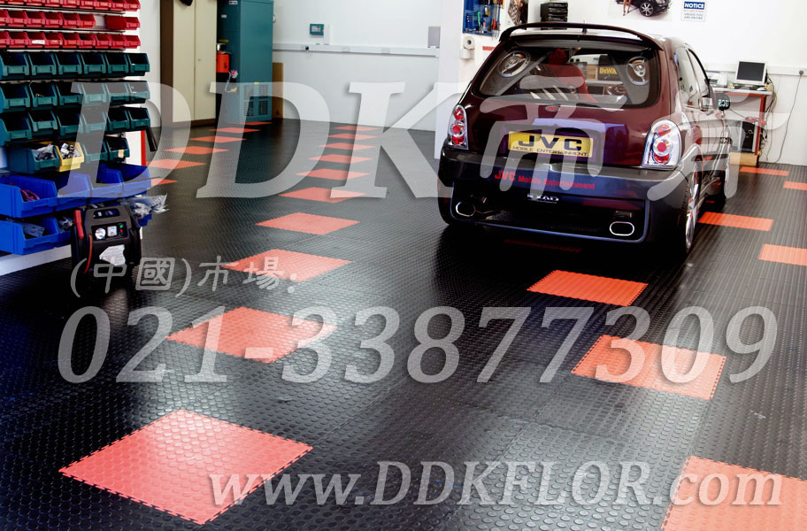 私家車庫(kù)裝修車庫(kù)地坪地面材料（6）_黑色加紅色銅錢表面地板樣板圖片,帝肯(DDK)_2000_C618（地下車庫(kù)地面材料）效果圖,車庫(kù)pvc地板,車庫(kù)地坪,車庫(kù)地板,車庫(kù)地墊,車庫(kù)地膠,車庫(kù)塑料地毯,車庫(kù)塑膠地板,車庫(kù)防滑墊,別墅私家車庫(kù)裝修