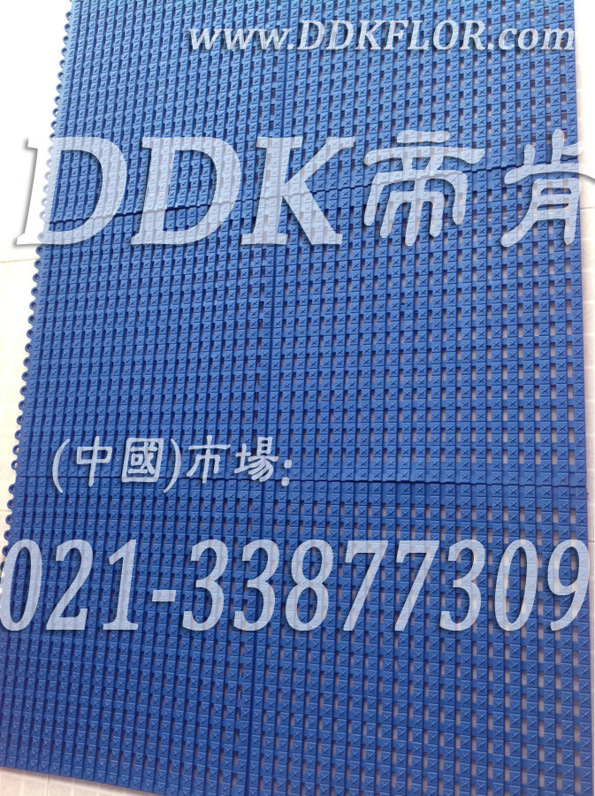 藍(lán)色鏈口鋪裝網(wǎng)格地膠樣板圖片,帝肯(DDK)_9900（Tiger|泰格）效果圖，浴室pvc格柵地板,柵格地墊,排水地墊,pvc防水地墊,塑膠透水地板,衛(wèi)生間地板隔水墊,衛(wèi)生間地墊,衛(wèi)浴防滑墊,衛(wèi)生間防水地墊,衛(wèi)生間防滑地墊,衛(wèi)生間防滑墊,衛(wèi)生間地膠,漏水地墊,漏水地膠,排水防滑墊,排水地板,疏水墊,疏水板,疏水磚,疏水防滑地墊,疏水防滑墊,耐油耐水地墊,漏水防滑墊,疏水地墊,疏水地毯,疏水地席,浴室防滑疏水磚,透水地墊,透水地板膠墊,透水防滑塑膠地墊,防水地墊,防水地毯,防水地膠墊,防水墊,防水防滑墊,防滑隔水墊,隔水地墊,隔水地板,隔水材料,泄水型地板磚,PVC拼接地墊,塑料拼接地板,拼接式防滑墊,拼接式地墊,拼裝地墊,拼裝地膠,防滑拼墊,泳池地膠,泳池防滑地墊,泳池防滑地毯,洗手間地墊,洗手間防滑地毯,洗手間防滑墊,洗浴防滑墊,洗澡間防滑墊,游泳池地墊,游泳池防滑地膠,游泳池防滑墊,游泳館防滑墊,浴池防滑地墊,浴池防滑墊,浴室防滑地墊,浴室防滑地磚,浴室防滑地膠,浴室防滑墊,浴室地墊,浴室地板,浴室地板磚,浴室地毯,浴室地磚,浴室墊,淋浴房防滑墊