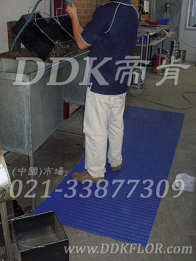 藍(lán)色_廚房操作間地面網(wǎng)格型防滑毯（1）樣板圖片,帝肯(DDK)_1900_798（食堂餐廳廚房防滑材料）效果圖，廚房地墊,廚房地毯,廚房地膠,廚房防滑地墊,廚房防滑地毯,廚房防滑地磚,廚房防滑墊,后廚用輸水墊,后a廚防滑墊,餐廳廚房專用地毯,餐廳防滑地墊,食堂專用防滑地毯,食堂用防滑地墊,食堂防滑墊