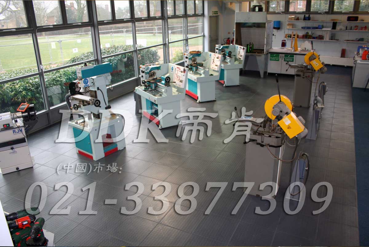 快裝型廠(chǎng)房地面地板_灰色鋪設(shè)示例樣板圖片,帝肯(DDK)_2000_8979（廠(chǎng)房地面做法圖集）效果圖,廠(chǎng)房地板材料,廠(chǎng)房地膠,廠(chǎng)房塑膠地板,廠(chǎng)房防滑地膠,工廠(chǎng)地板,工廠(chǎng)用塑料地板,工廠(chǎng)塑膠地板,工廠(chǎng)車(chē)間地板革