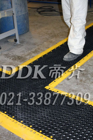 多孔防油防水走道防滑地毯_顏色黑色_7mm厚樣板圖片,帝肯(DDK)_8250_9979（車間地面耐油防滑材料）效果圖,塑料防滑網格墊,塑料網格防滑地墊,塑料網格扳,網格塑料墊,網格地墊,網格地板,網格防滑墊,網格塑料地板墊,防滑塑料網格,網孔地墊,室外拼接地墊,拼裝地墊,拼接式地墊,拼接式防滑墊,防滑拼墊,PVC拼接地墊,室外鏤空拼裝地板,漏水防滑墊,漏水地膠,漏水地墊,漏水橡膠墊,透水地墊,防水地墊,防水地毯,防水墊,防水地膠墊,防水防滑墊,隔水地墊,隔水地板,隔水材料,耐油耐水地墊,疏水墊,疏水性材料,疏水磚,疏水防滑地墊,疏水防滑墊,疏水板,塑料膠墊,pvc防水地墊,z字型疏水墊,衛生間防水地墊,衛生間防水墊,衛生間地板隔水墊,排水地墊,排水地板,排水防滑墊,泄水型地板磚,透水防滑塑膠地墊,防滑隔水墊,防潮地墊,pvc防滑地膠,PVC防滑墊,pvc地墊,pvc地膠