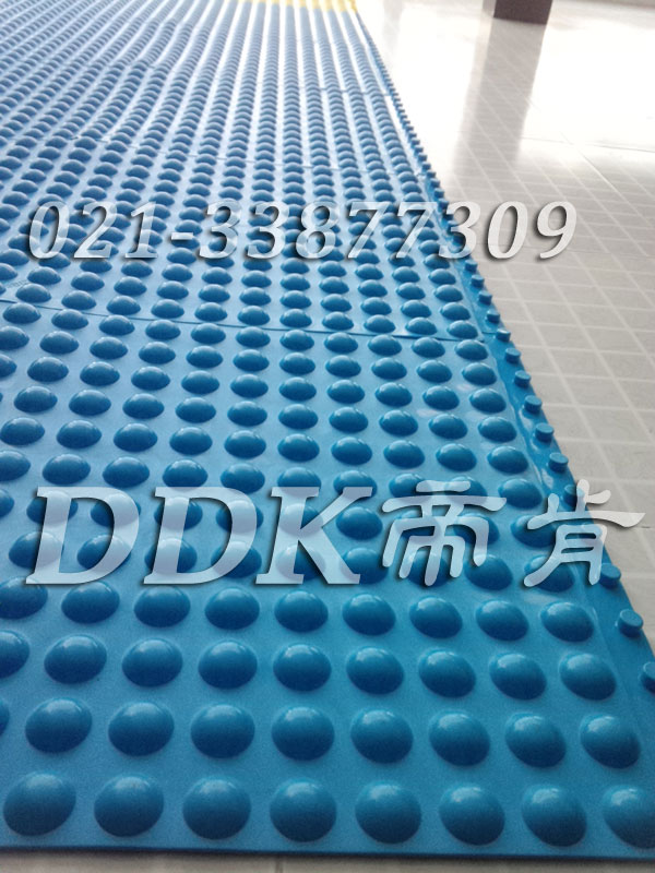 可拼式浴室及泳池地面防滑地毯_表面半圓形止滑按摩毯