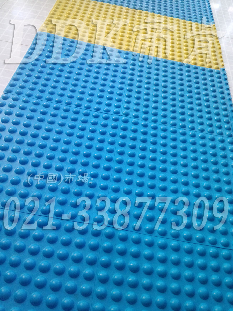 表面圓點防滑按摩地毯_新型自拼式_浴室衣帽間泳池地面防滑毯