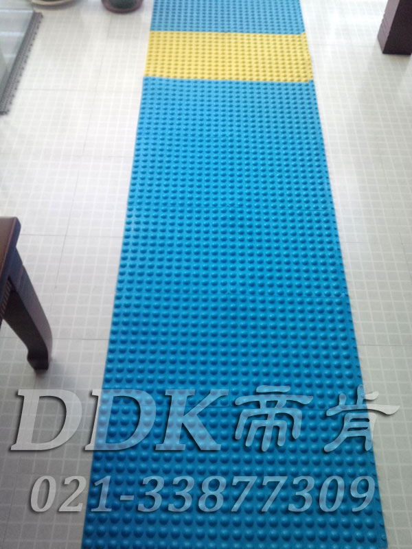 可拼接型圓形凸點防滑表面_適于浴室泳池及更衣間地面通道防滑地毯