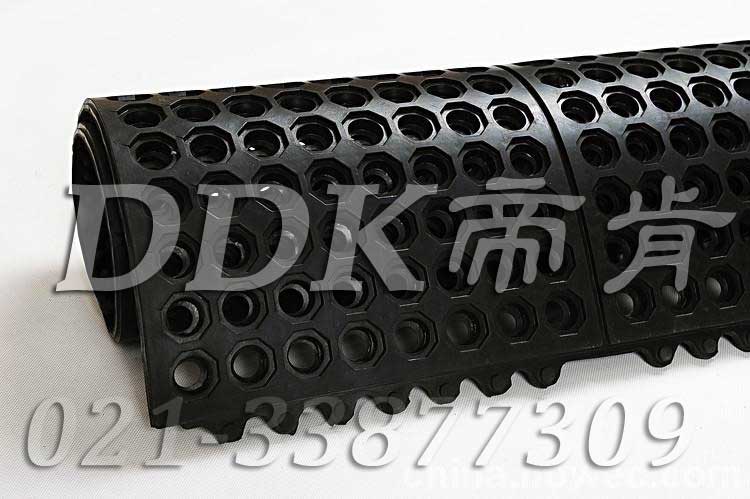 黑色有孔防滑疏水防震防護(hù)膠墊樣板圖片，帝肯(DDK)_4800_MD900X900（Rmaid900X900|樂美達(dá)）效果圖，減震橡膠墊,多孔橡膠墊,安全橡膠地墊,工廠用橡膠地墊,橡膠地毯,橡膠彈性地墊,橡膠腳墊,橡膠防滑地墊,橡膠防滑墊,漏水橡膠墊,耐油工業(yè)橡膠墊,耐油橡膠地墊,耐油橡膠墊,船用橡膠墊,船用橡膠防滑墊,車間橡膠墊,防滑橡膠地墊,防滑橡膠墊,預(yù)制型橡膠卷材,衛(wèi)生間防水墊,衛(wèi)生間防水地墊,廚房疏水材料,衛(wèi)生間地板隔水墊,室外防滑透水墊,排水地墊,漏水地墊,漏水地膠,泄水型地板磚,疏水墊,疏水性材料,疏水型抗疲勞地墊,疏水地膠,疏水地毯,疏水地席,疏水地墊,疏水磚,疏水防滑地墊,透水地墊,防水地墊,防滑隔水墊,防水防滑墊,防水墊,防水地膠墊,防水地毯,隔水地墊,隔水材料,茶水間防滑地墊,排水防滑墊,多孔防滑地墊,帶孔防滑墊,網(wǎng)孔地墊,戶外網(wǎng)狀橡膠墊,網(wǎng)格地墊,網(wǎng)格防滑墊,網(wǎng)狀防滑墊,網(wǎng)眼防滑