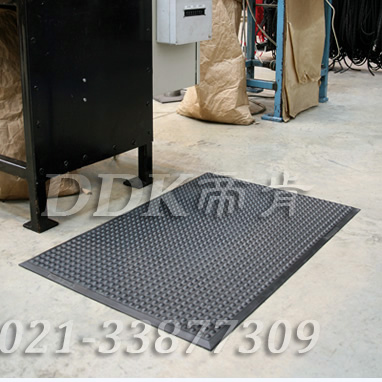 西門子某工廠車間機(jī)械作業(yè)區(qū)地面防滑安全地膠鋪設(shè)現(xiàn)場(chǎng)圖例_半球形防滑凸起表面黑色工廠用地墊