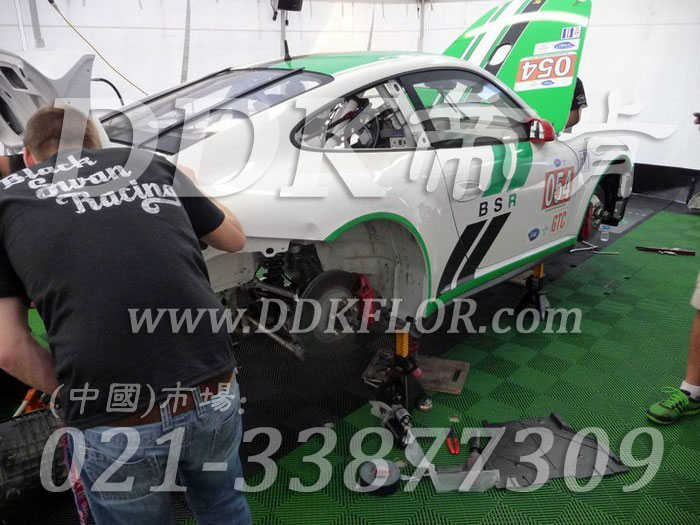 20綠色定制款賽車維修間地面拼裝地板樣板圖片,帝肯(DDK)_8100_6008（賽車P房帳篷地板）效果圖，帳篷地膠