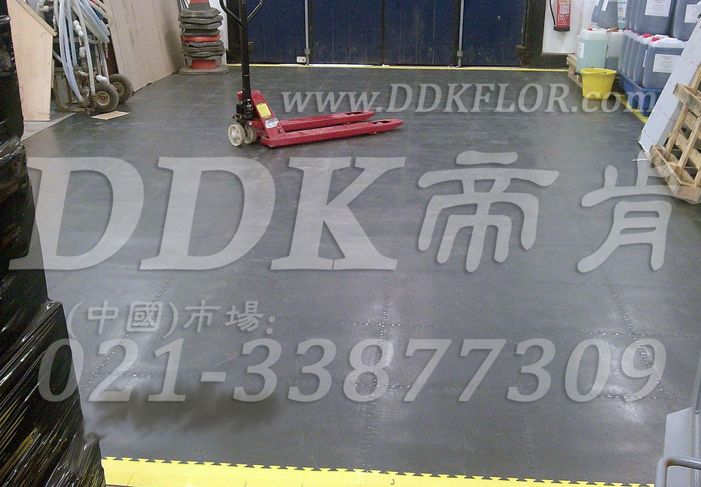 灰色_車間地面拖輪作業區地板鋪裝樣板圖片,帝肯(DDK)_2000_9979(工業廠房車間地面材料)效果圖,工業pvc地板,pvc工業地板,工業地板磚,工業地板,工業地板膠,工業地膠,工業塑膠地板,工業橡膠地板,工業防滑墊,pvc承重地板,耐重壓地板,工廠車間地膠,工廠車間地板革,車間pvc地板,車間塑膠地板,車間用地板膠,車間地板磚,車間地板,車間防砸地板,車間地膠墊,車間地面膠皮,倉庫防潮地膠,倉庫地板,防潮地板,防潮板,塑料拼裝地板,塑料拼接地板,塑料橡膠地毯,塑料地板,叉車地板